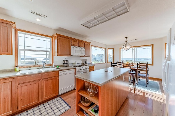 Crescent City Beach House image 5